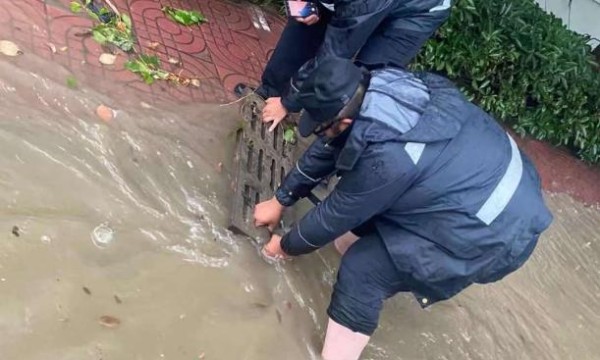 迎战极端天气，栖霞城管疏通排险保畅通!